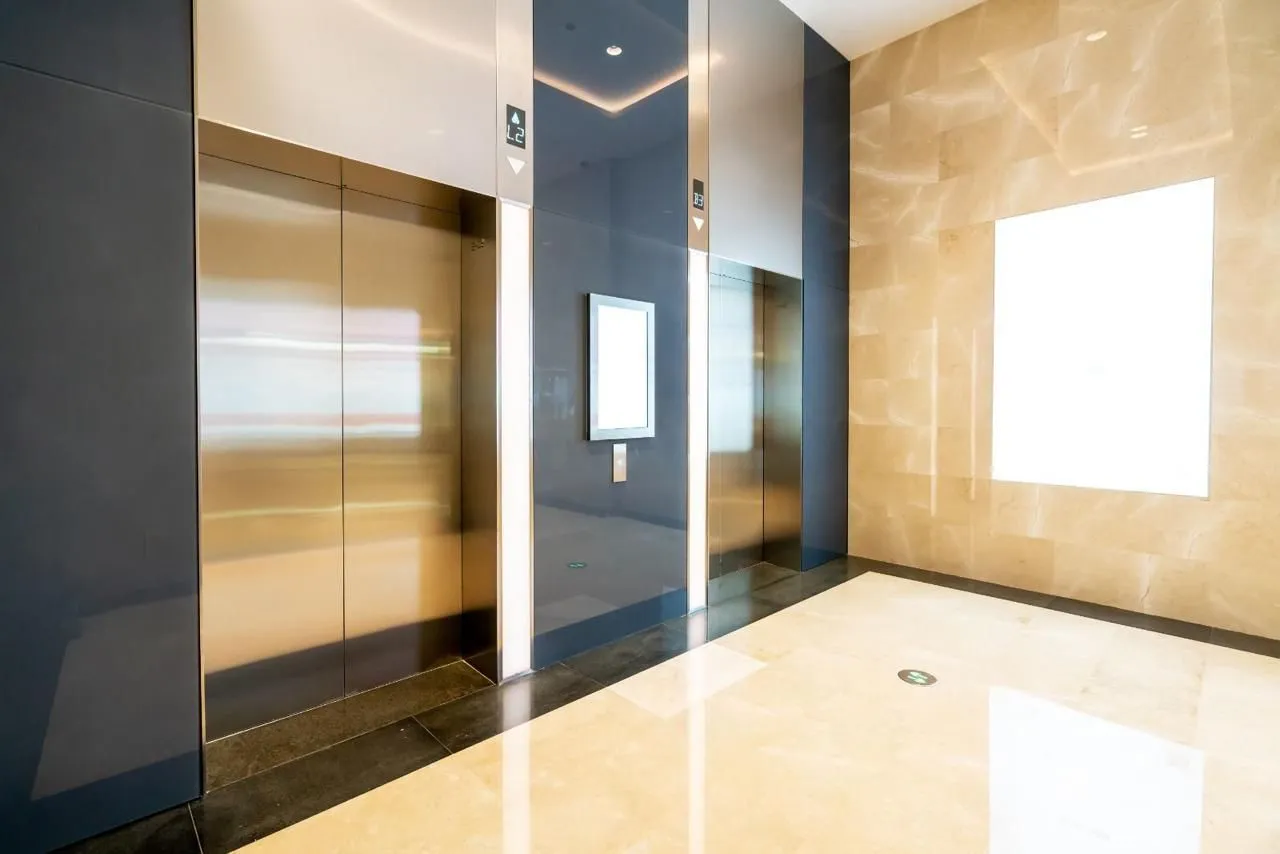 Auto Door Elevator